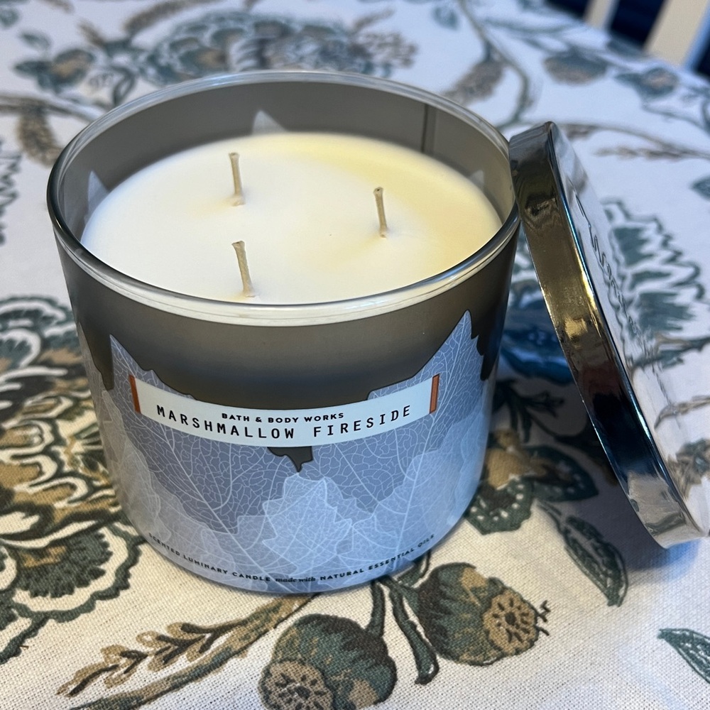 Bath & Body Works Cream and Black Marshmallow Fireside Candle
